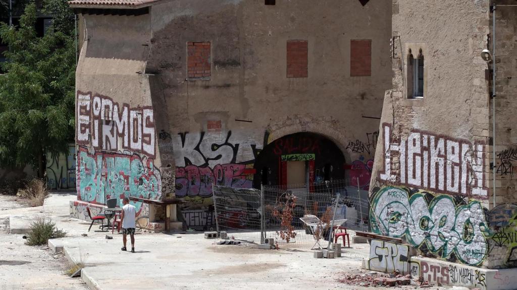 Un 'okupa' junto a la Torre del Fang, abandonada y deteriorada, desde hace una década / HUGO FERNÁNDEZ