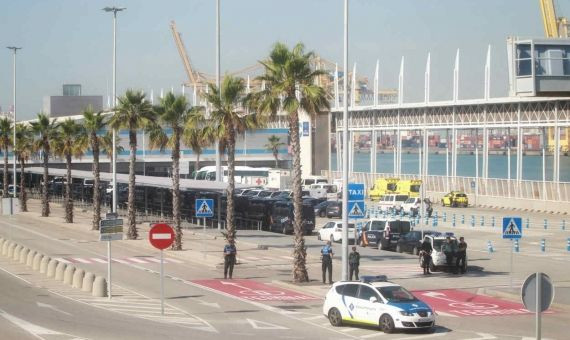 Un amplio dispositivo médico y policial ha esperado a los migrantes / HUGO FERNÁNDEZ