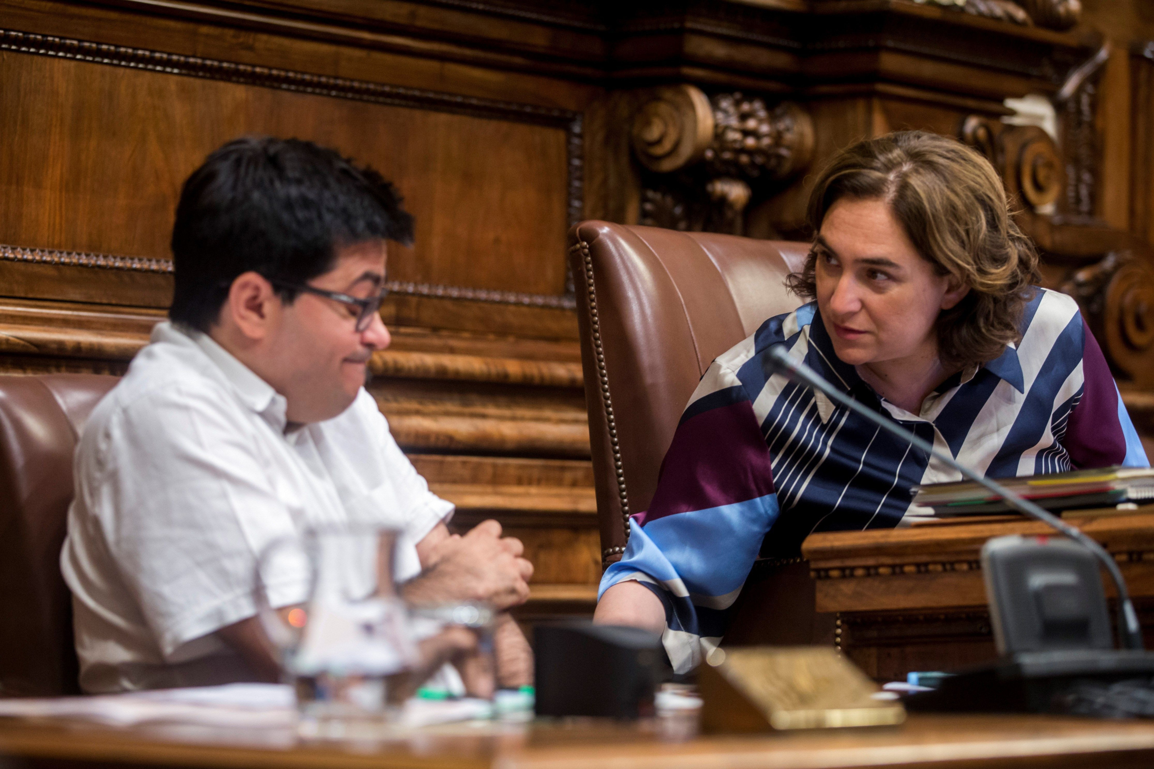 Ada Colau y Gerardo Pisarello juntos en un pleno