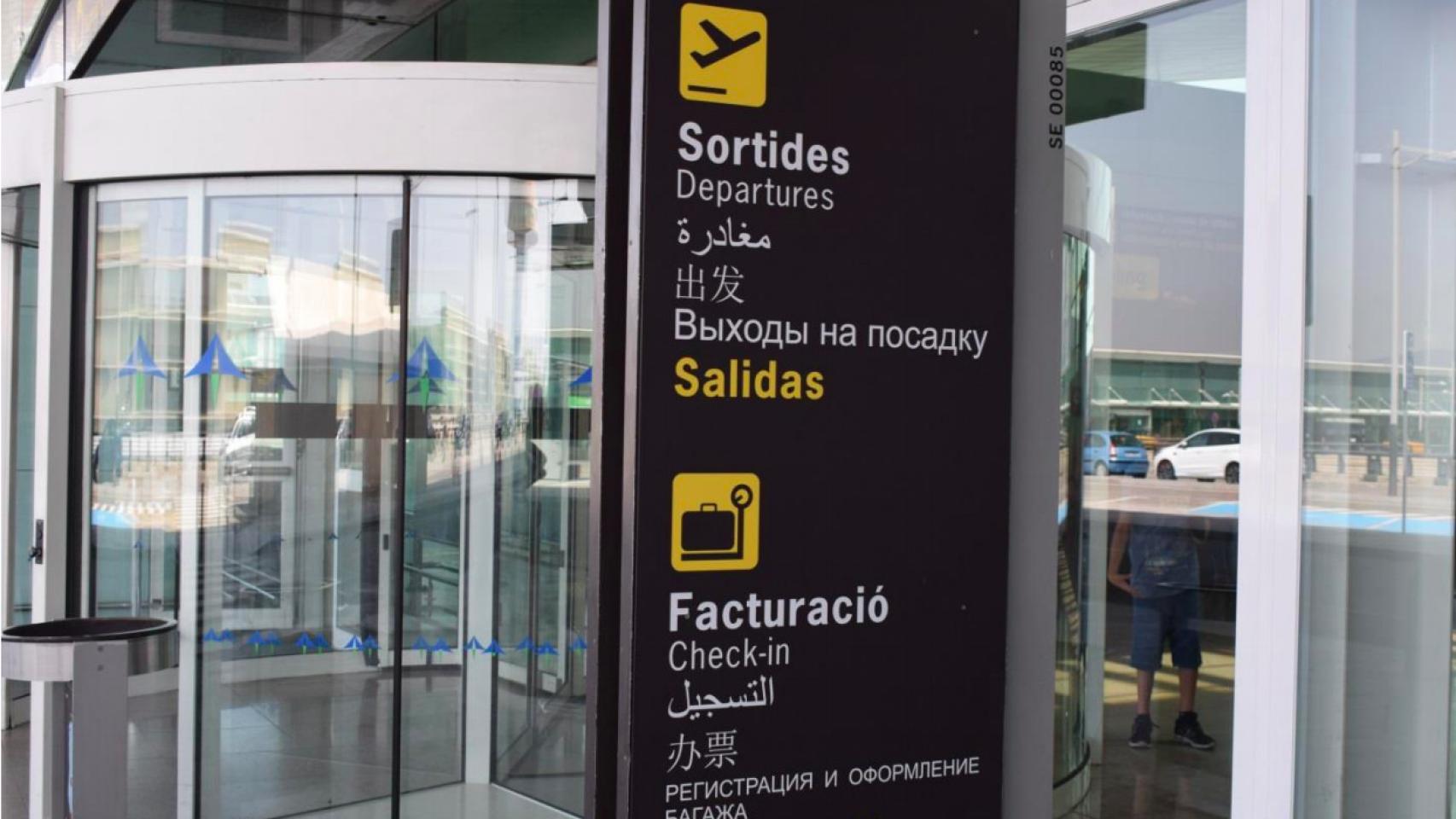 Uno de los nuevos paneles introducidos por Aena en el Aeropuerto de Barcelona / AENA
