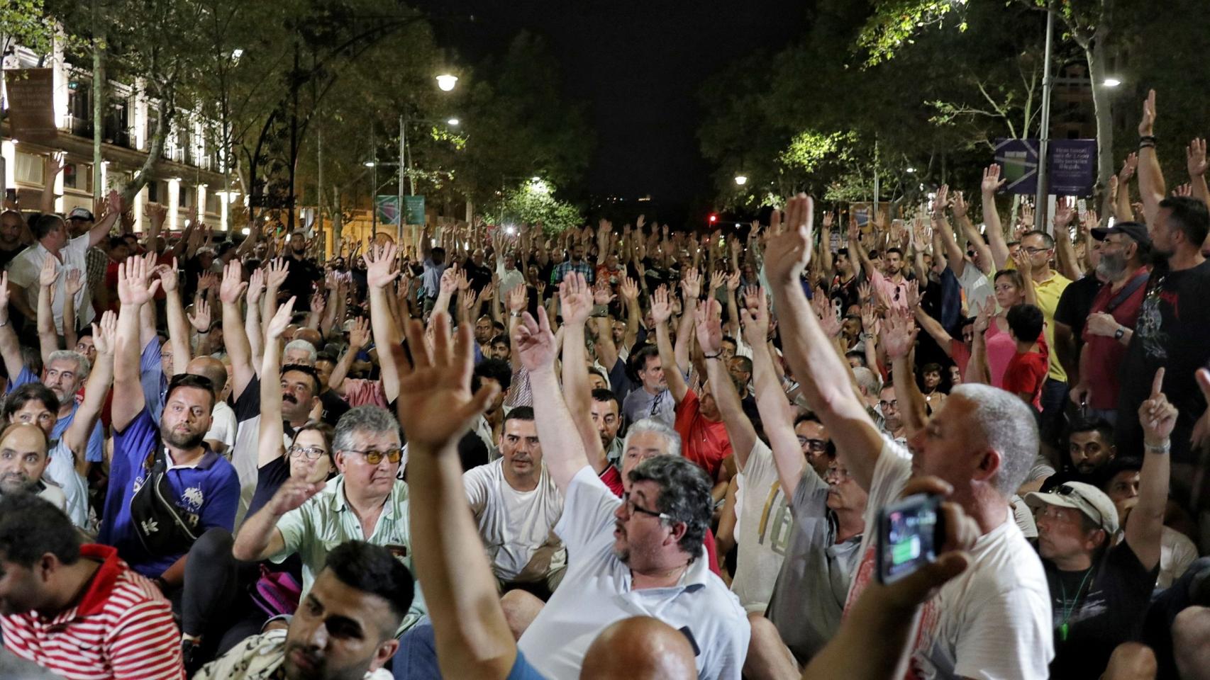 Los taxistas votando en la asamblea para desconvocar la huelga en Barcelona | HUGO FERNÁNDEZ