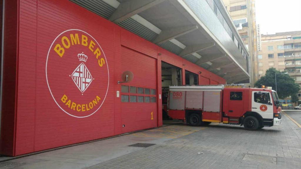 Los bomberos ha evitado que el fuego se extendiese al resto de la vivienda / @BCN_Bombers