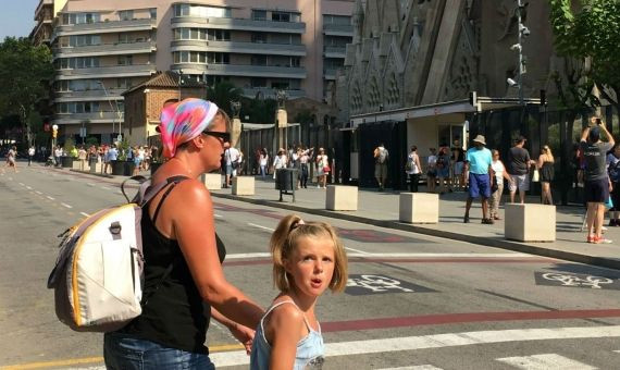Una madre y su hija se dirigen a visitar la Sagrada Familia / MIKI