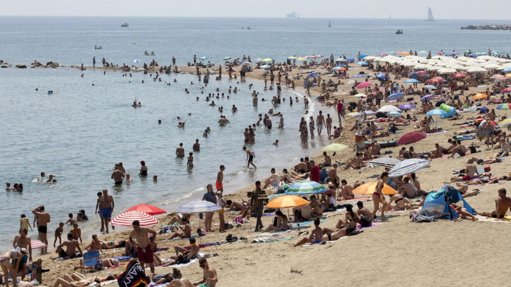 Las playas de Barcelona son el principal atractivo de los turistas para paliar la ola de calor / HUGO FERNÁNEZ