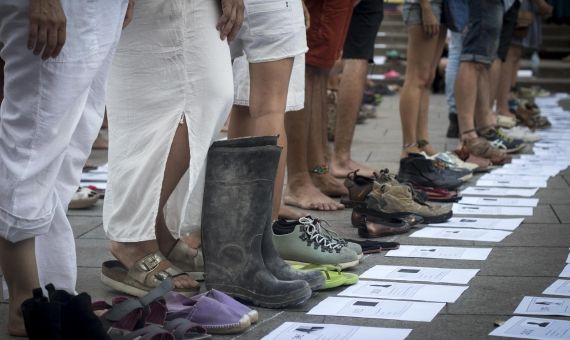 Un momento durante la performance 'Me pongo en sus zapatos' | HUGO FERNÁNDEZ