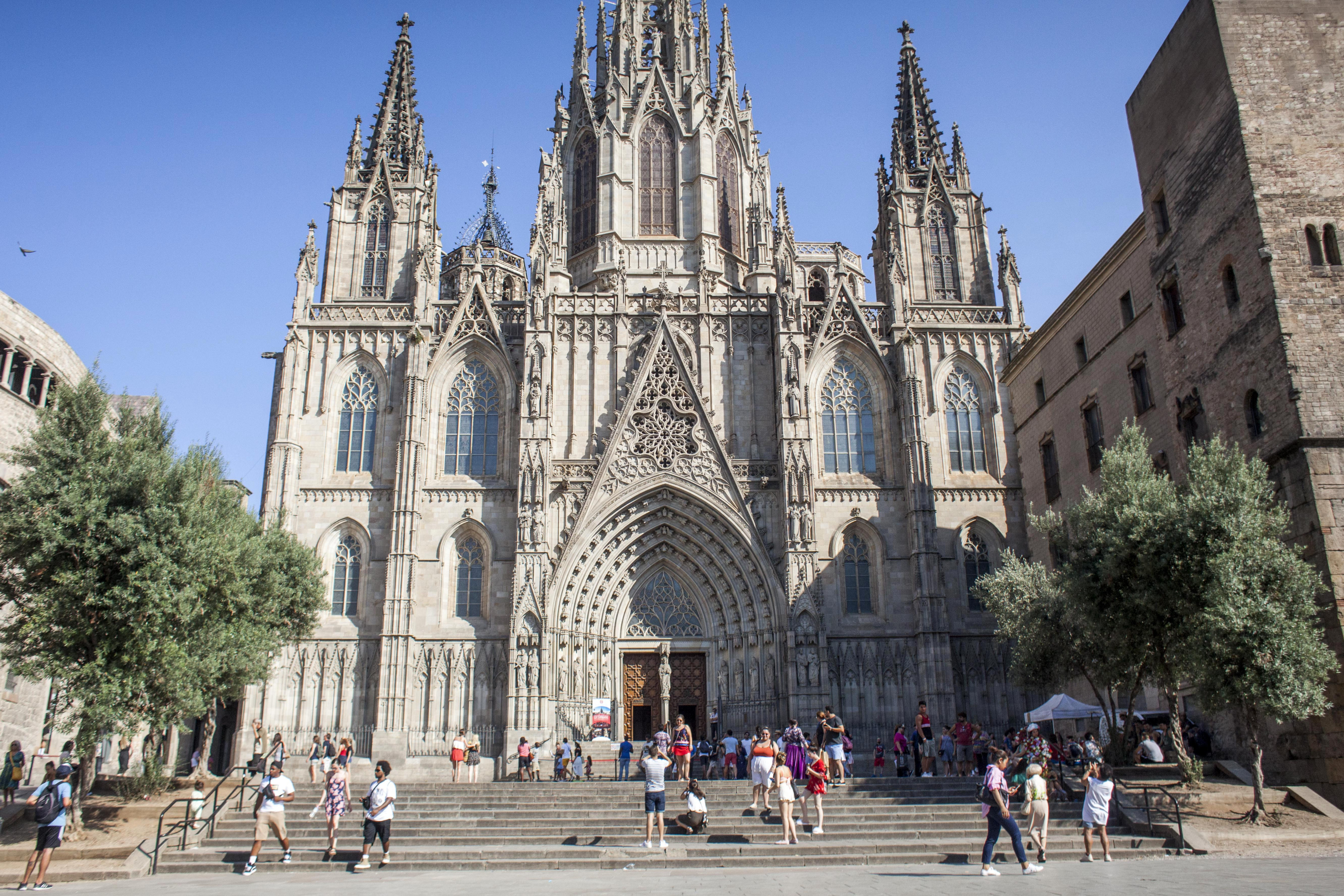 En las escaleras de la Catedral tienen lugar conciertos improvisados / HUGO FERNÁNDEZ
