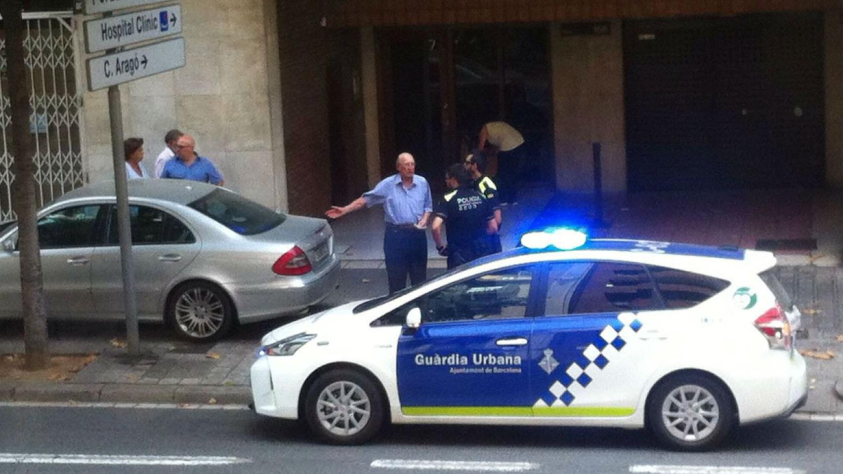 Una patrulla de la Guardia Urbana procede a multar al conductor de un coche / MIKI