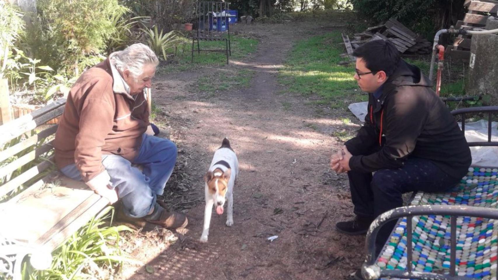Gerado Pisarello hablando con Pepe Mujica / @G_Pisarello