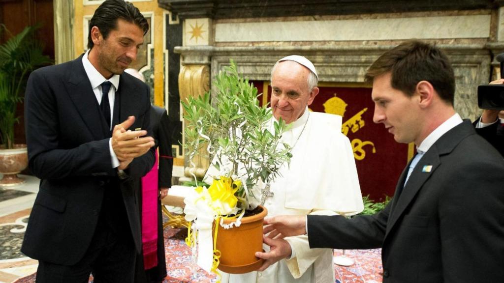 Los jugadores Buffon y Messi recibieron el olivo de la Paz bendecido por Su Santidad en 2013 / SCHOLAS