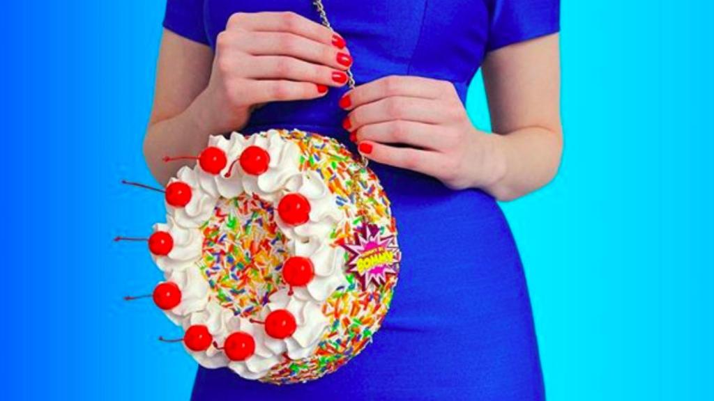 Rommy Kuperus crea bolsos y accesorios de moda coloridos y originales / INSTAGRAM