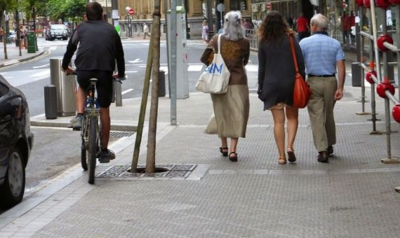 Una bicicleta circulando por la acera / HUGO FERNÁNDEZ