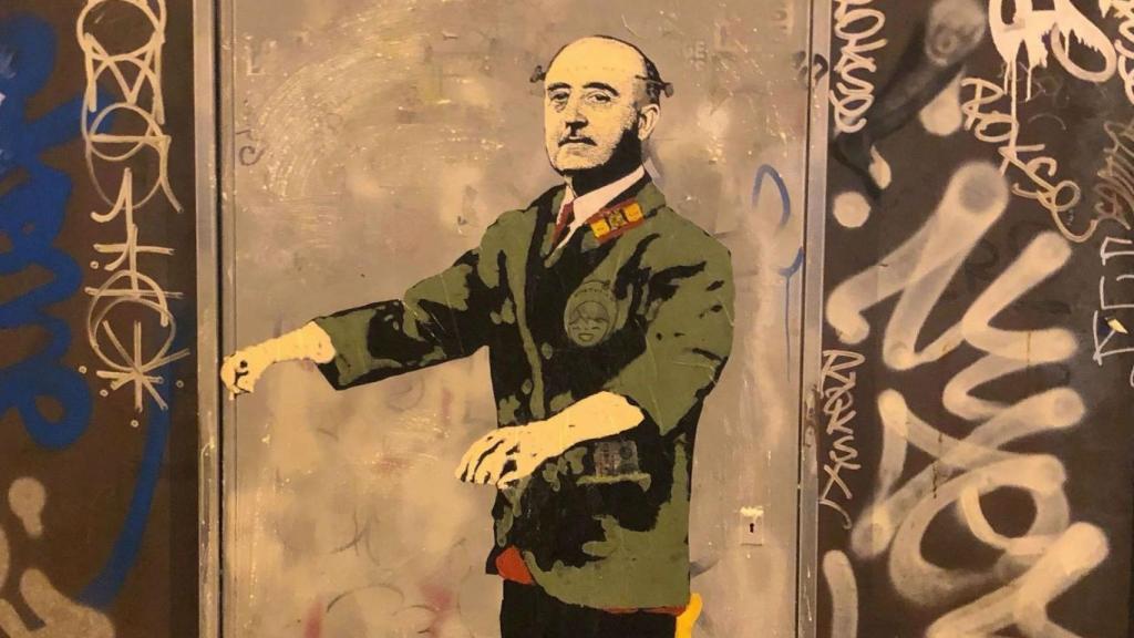 Un grafiti de Franco en plaza Urquinaona / EP