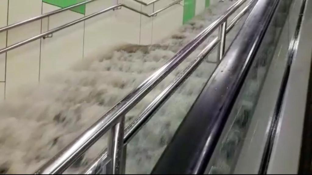 La escalera del Metro de Paral·lel inundada