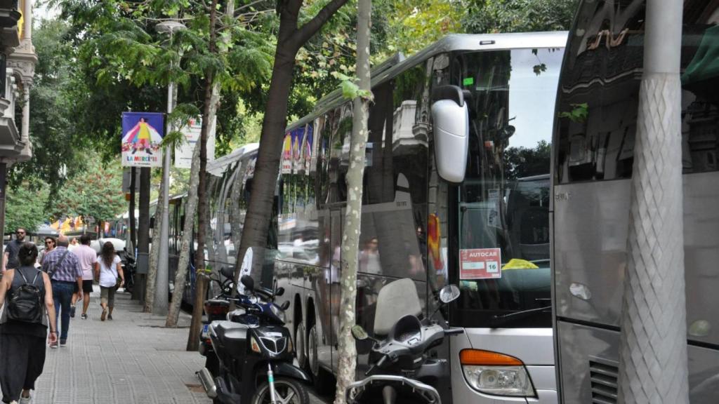 Autocares de otras ciudades y poblaciones aparcados en Barcelona / M. A. S.