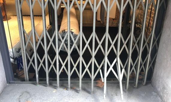 Persiana forzada en la tienda Smon Bcn Alfombras / LAURA GUERRERO