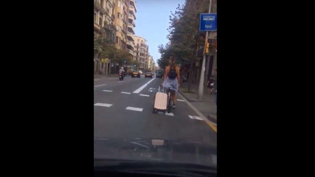 VÍDEO: En bici por el carril bus... ¡arrastrando una maleta!