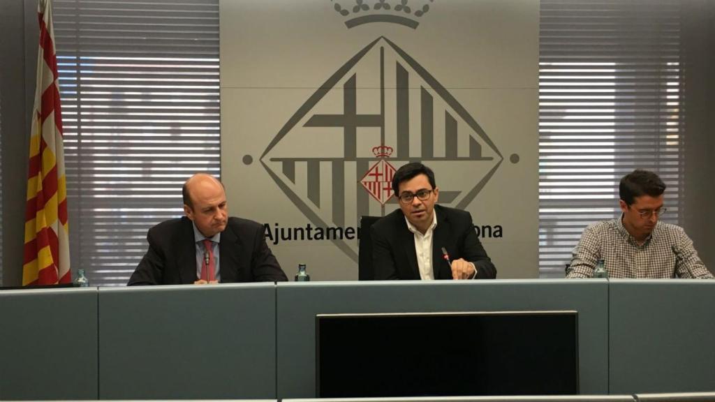 Gerardo Pisarello, flanqueado por Pau Herrera (BCD) y el diseñador Arnau Carulla / MIKI
