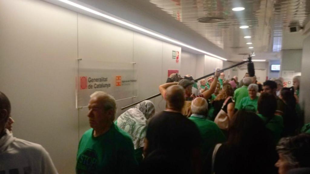 Miembros de la PAH, en los pasillo de la Oficina d'Habitatge / @PAH_BCN