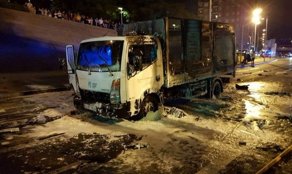 Camión de la limpieza calcinado en el accidente mortal de la ronda del Mig / @GUBMOSQUEADO