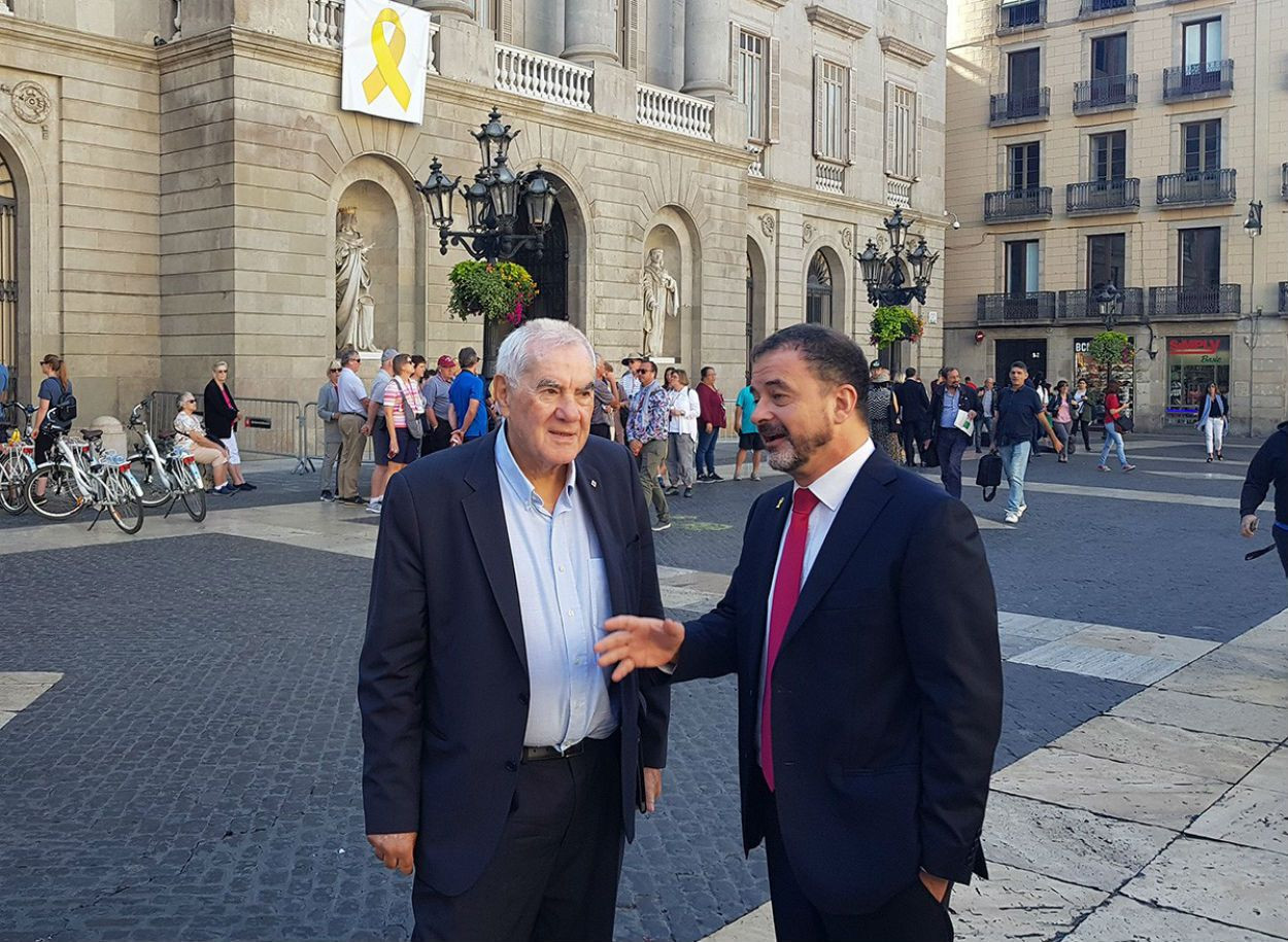 Ernest Maragall y Alfred Bosch, escenificando el traspaso de la candidatura de ERC / MIKI