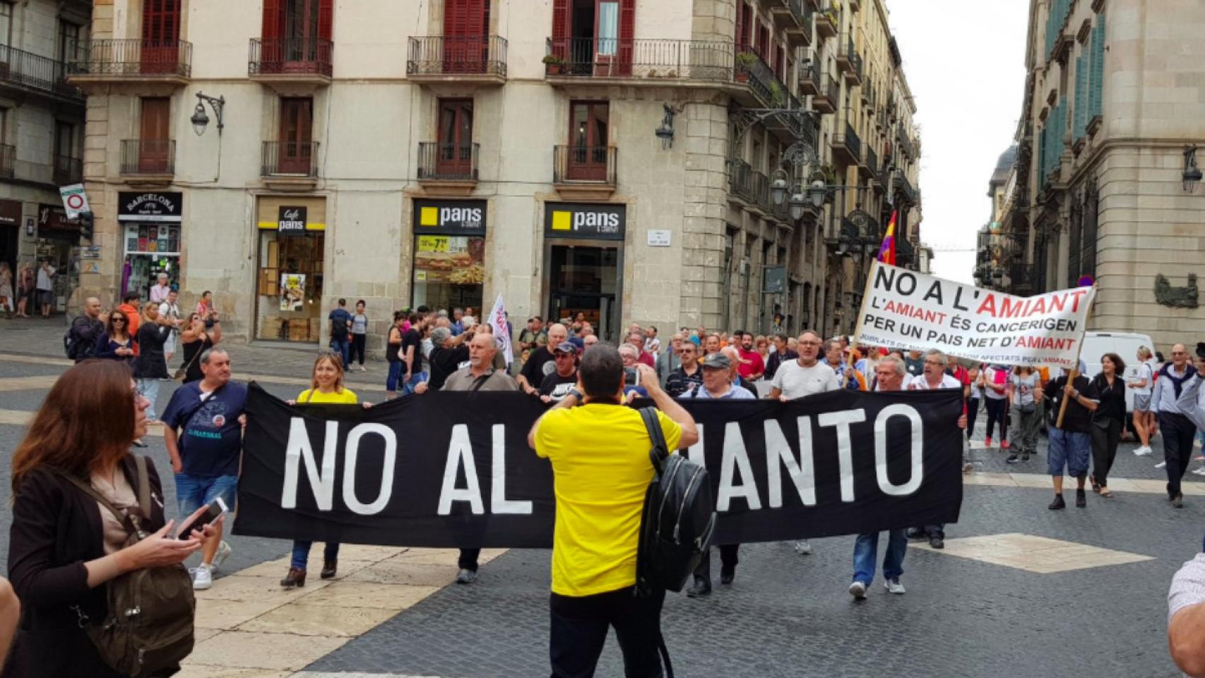 Concentración de las víctimas del amianto en la plaza de Sant Jaume / AVAAC