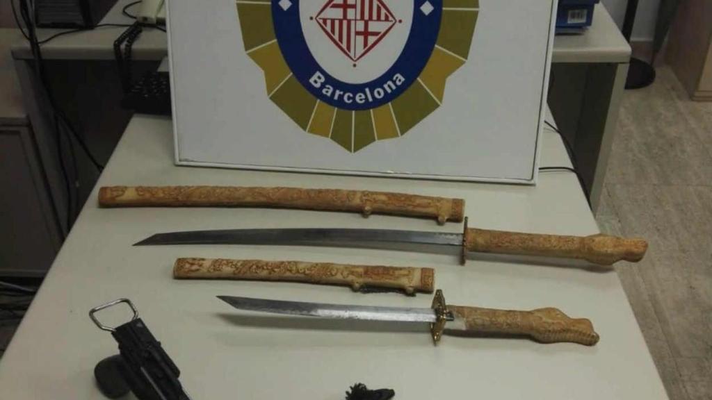 Ballesta y catanas incautadas por la Guárdia Urbana / Guàrdia Urbana