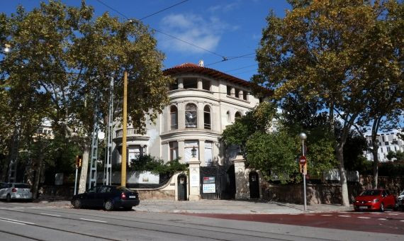 La avenida del Tibidabo, con las vías del mítico Tramvia Blau, que ya no funciona, en su calzada / HUGO FERNÁNDEZ