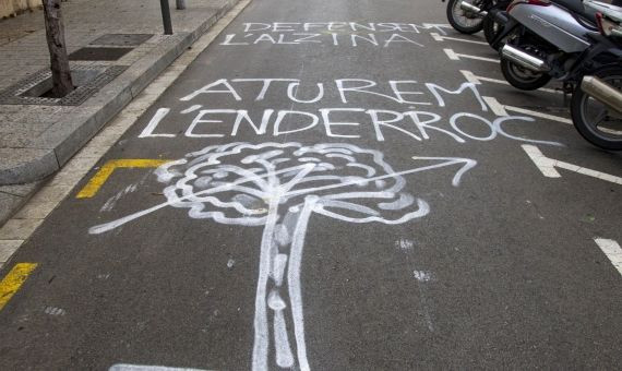 Una pintada en la calle contra el derribo de 'L'Alzina' / HUGO FERNÁNDEZ