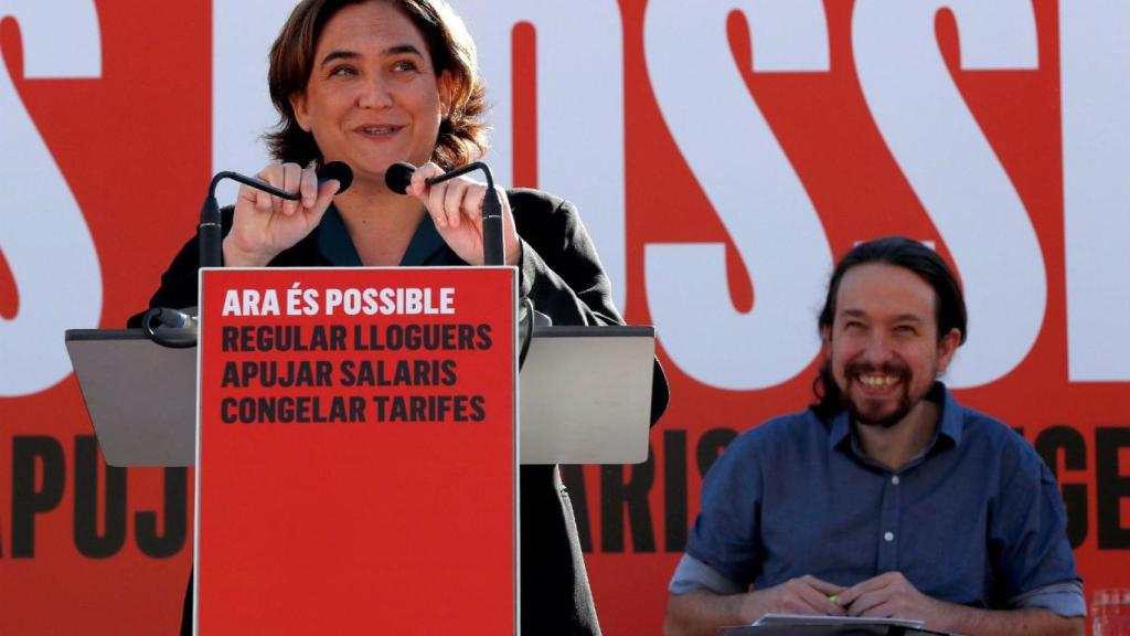 Colau, con Iglesias al fondo, durante su intervención en Nou Barris / EFE