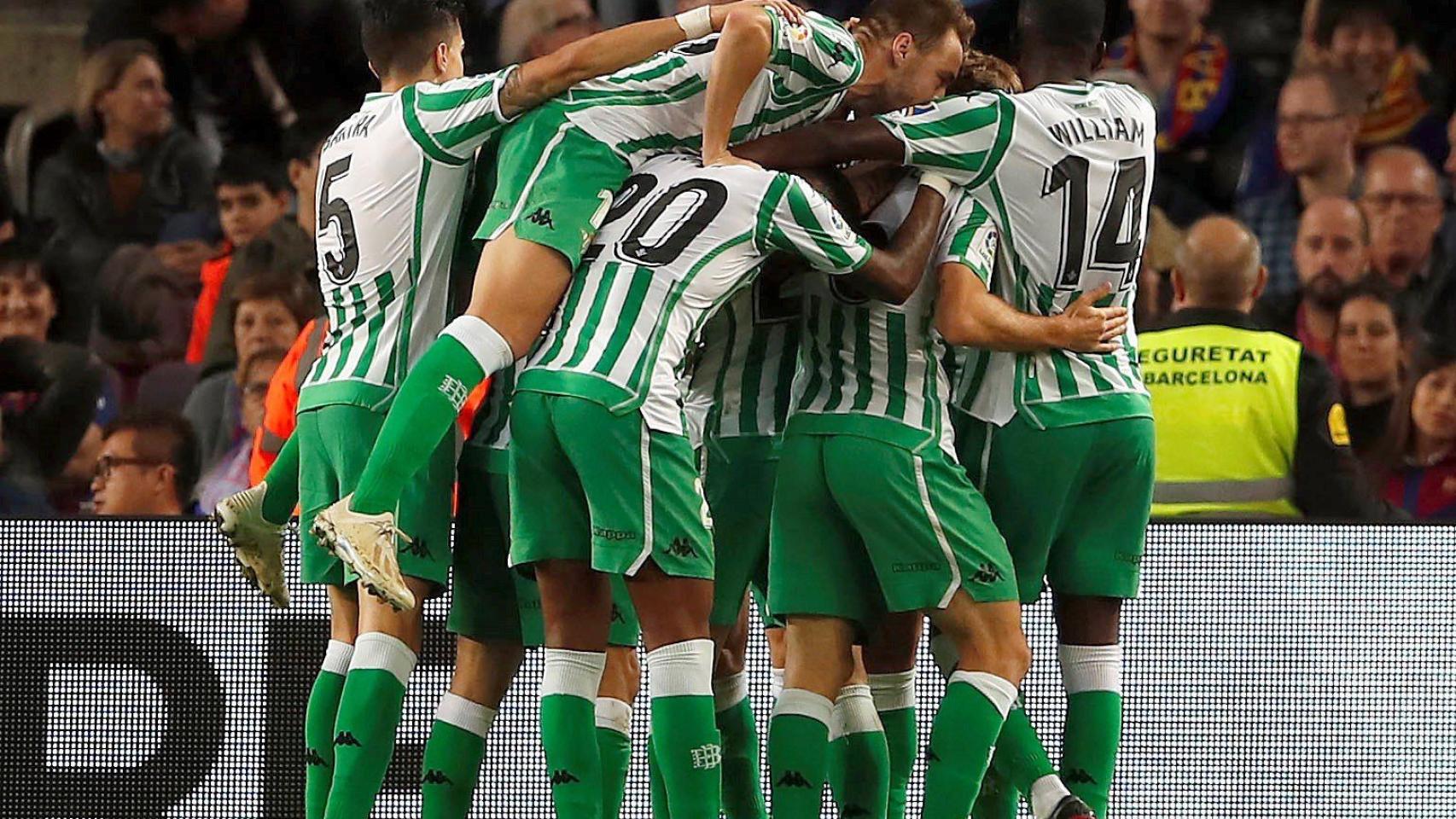 Los jugadores del Betis celebran uno de sus goles al Barça / EFE