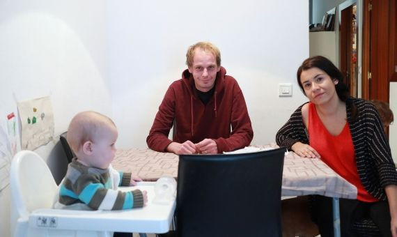 La familia afectada por la subida del alquiler en Barcelona / HUGO FERNÁNDEZ