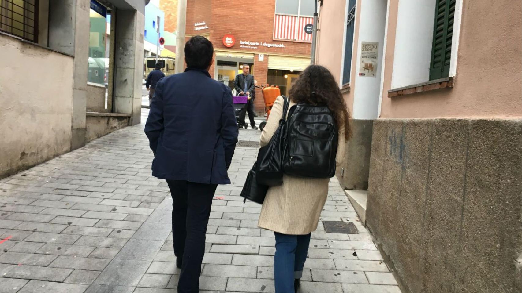 Manuel Valls y una acompañante, enfilando una de las calles de El Carmel / MIKI