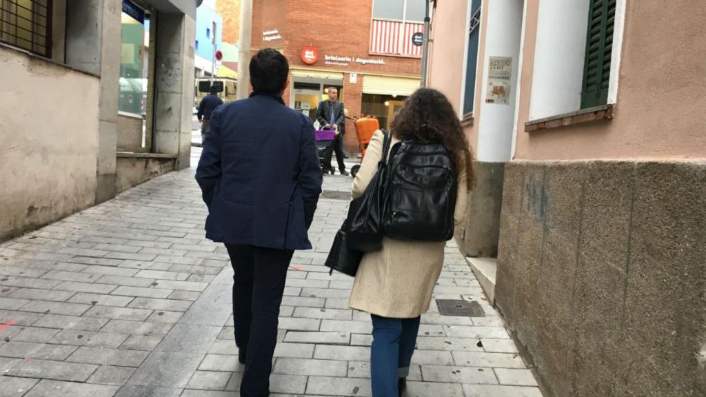 Manuel Valls y una acompañante, enfilando una de las calles de El Carmel / MIKI