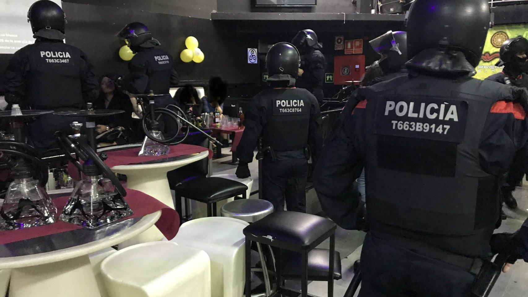 Los Mossos inspeccionando en la discoteca Canela Dance Club de Gràcia