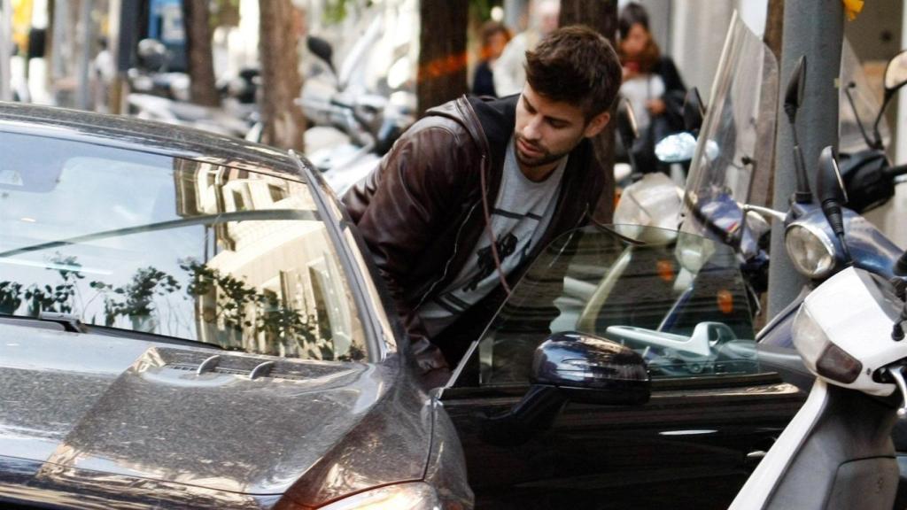 Gerard Piqué subiéndose a un coche / EUROPA PRESS