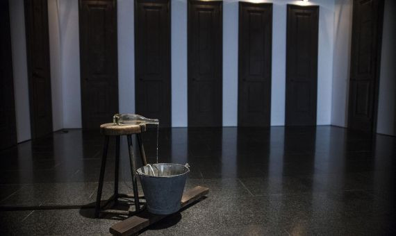 Una instalación sobre el agua de Jaume Plensa en el MACBA / HUGO FERNÁNDEZ