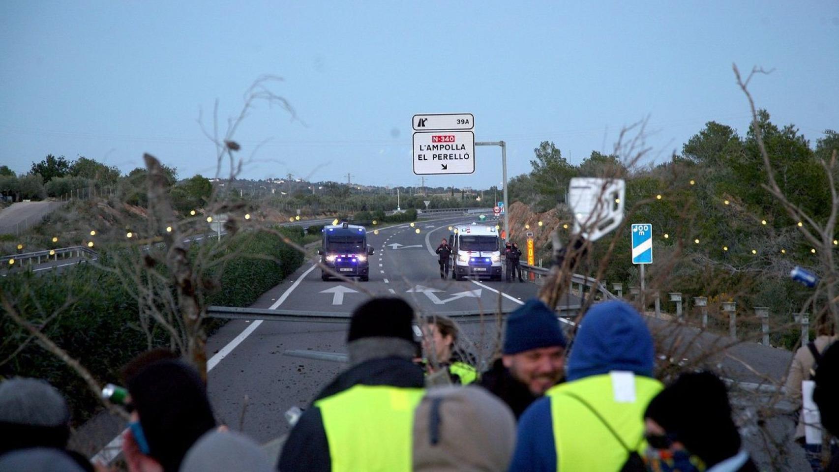 Los CDR habían cortado la autopista AP-7 a la altura de L'Ampolla (Tarragona) / EFE