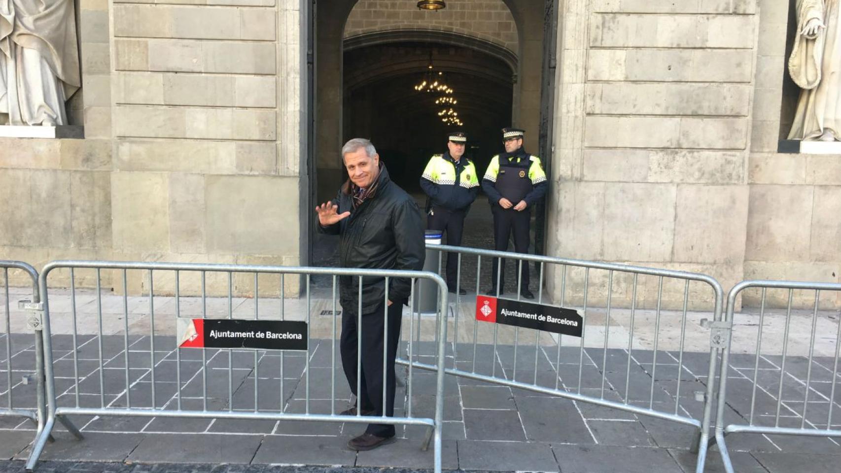 Alberto Fernández ha simbolizado así su adiós definitivo en la entrada al Ayuntamiento / MIKI