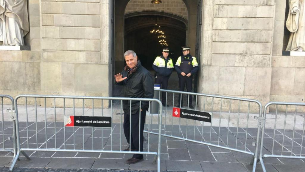 Alberto Fernández ha simbolizado así su adiós definitivo en la entrada al Ayuntamiento / MIKI