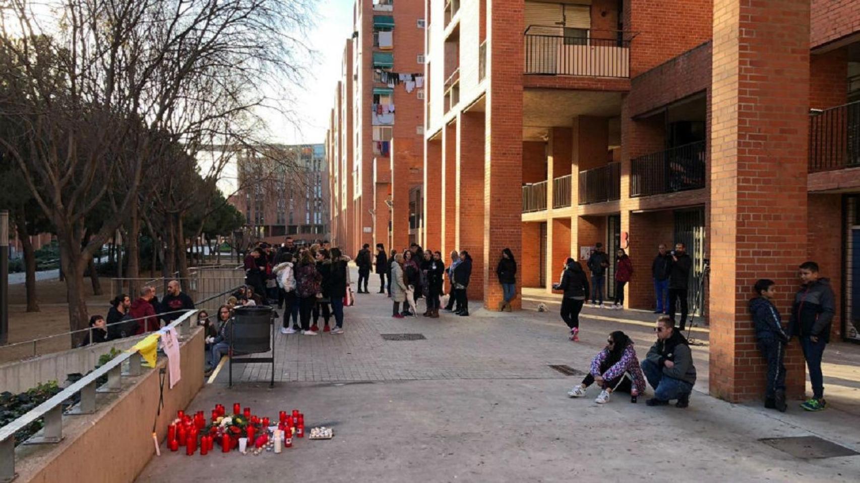 Los vecinos se han concentrado en el lugar del homicidio, antes de provocar el incendio / betevé