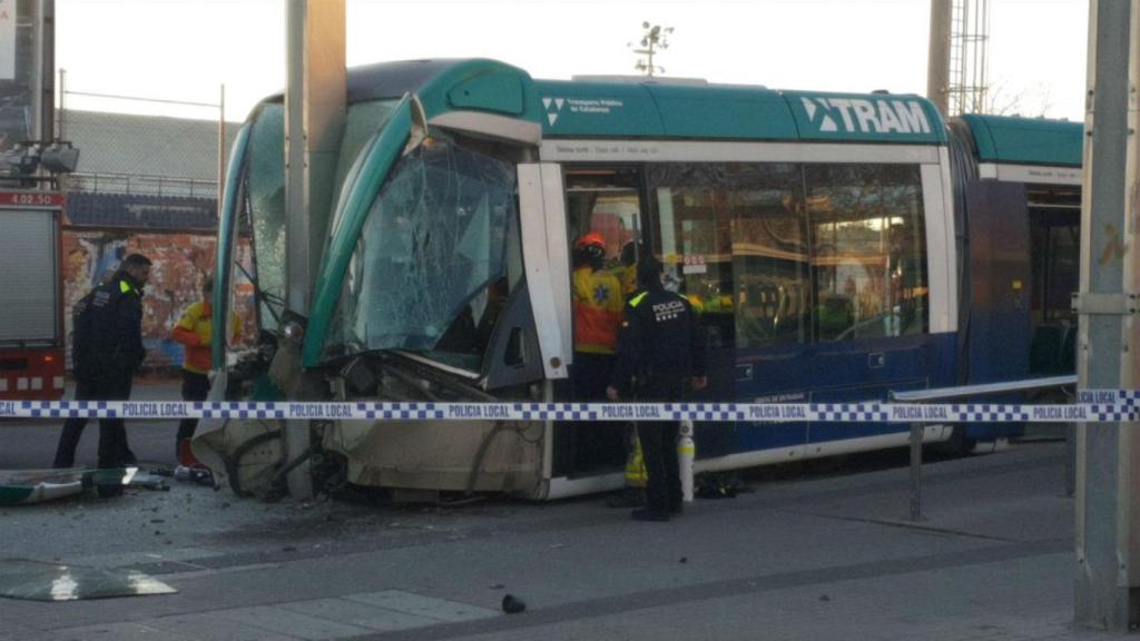 La conductora del tranvía quedó atrapada dentro de la cabina / MA