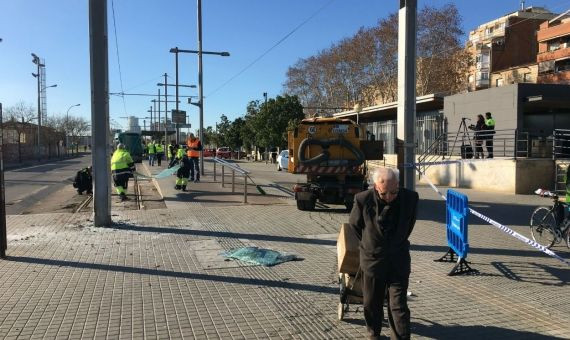 Un anciano pasa por delante del lugar del accidente, impasible / MIKI