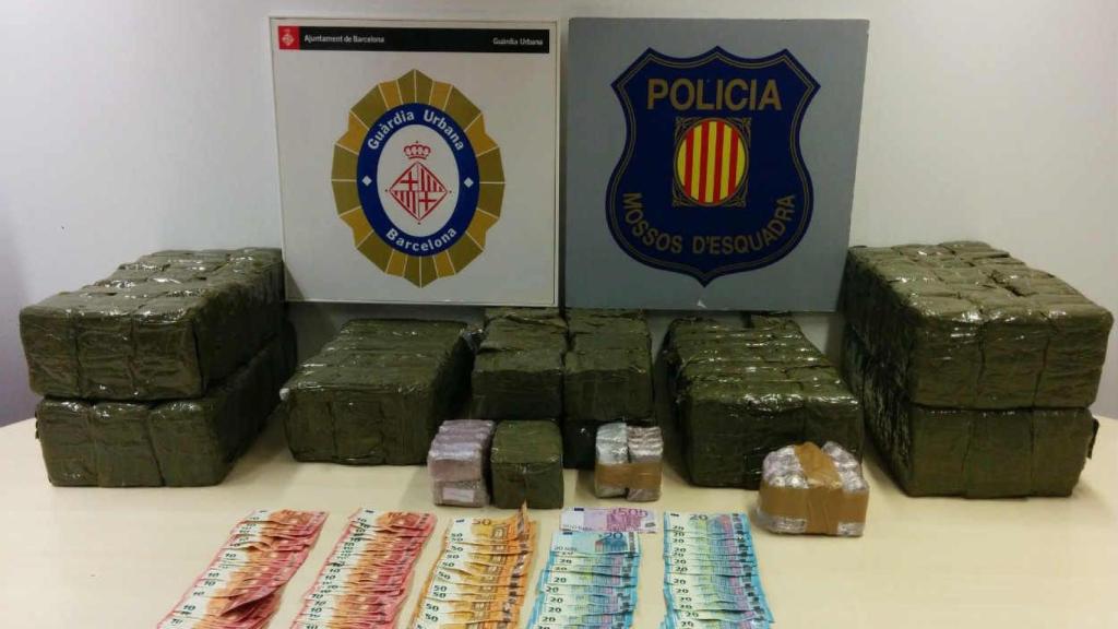 La policía ha descubierto la droga por el fuerte olor que desprendía / Guàrdia Urbana