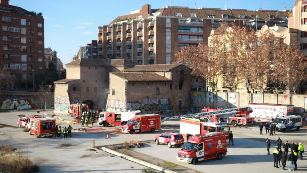 El gobierno de Colau ha recuperado la Torre del Fang gracias a un incendio / HUGO FERNÁNDEZ