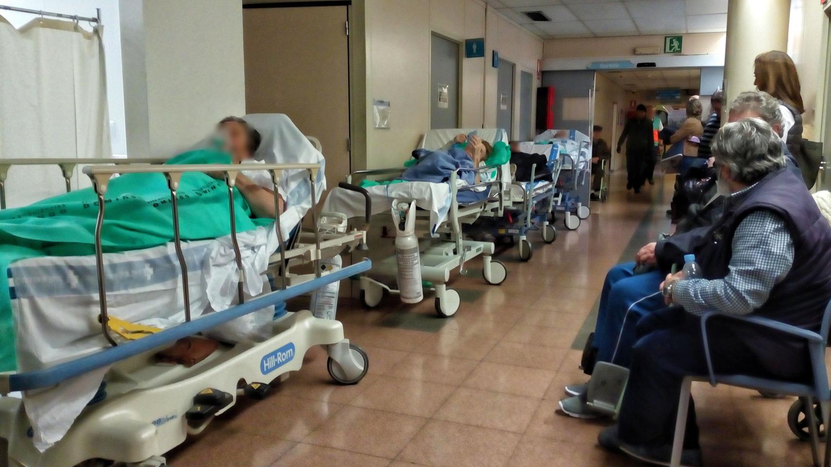 Las camillas ya se acumulaban en los pasillos de urgencias del Hospital Vall d'Hebron de Barcelona el pasado invierno / ARCHIVO