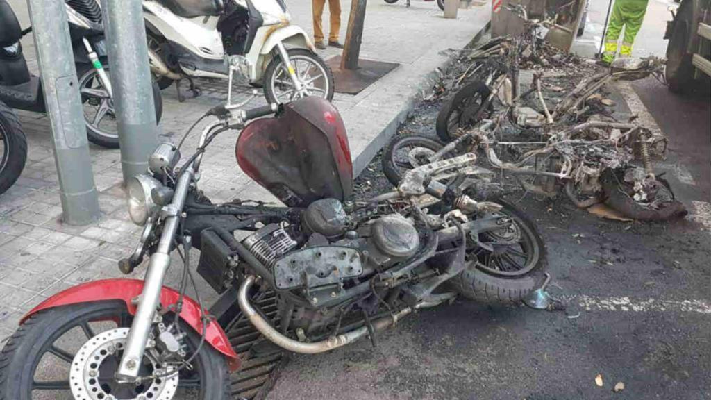 Estado en que han quedado las motos afectadas por el fuego / Facebook Sandra Yukali