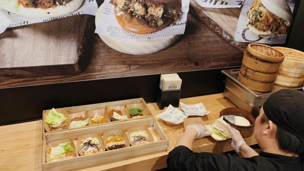 Cocinero preparando 'Baos' en el restaurante Wok&Bao / VERÓNICA MUR