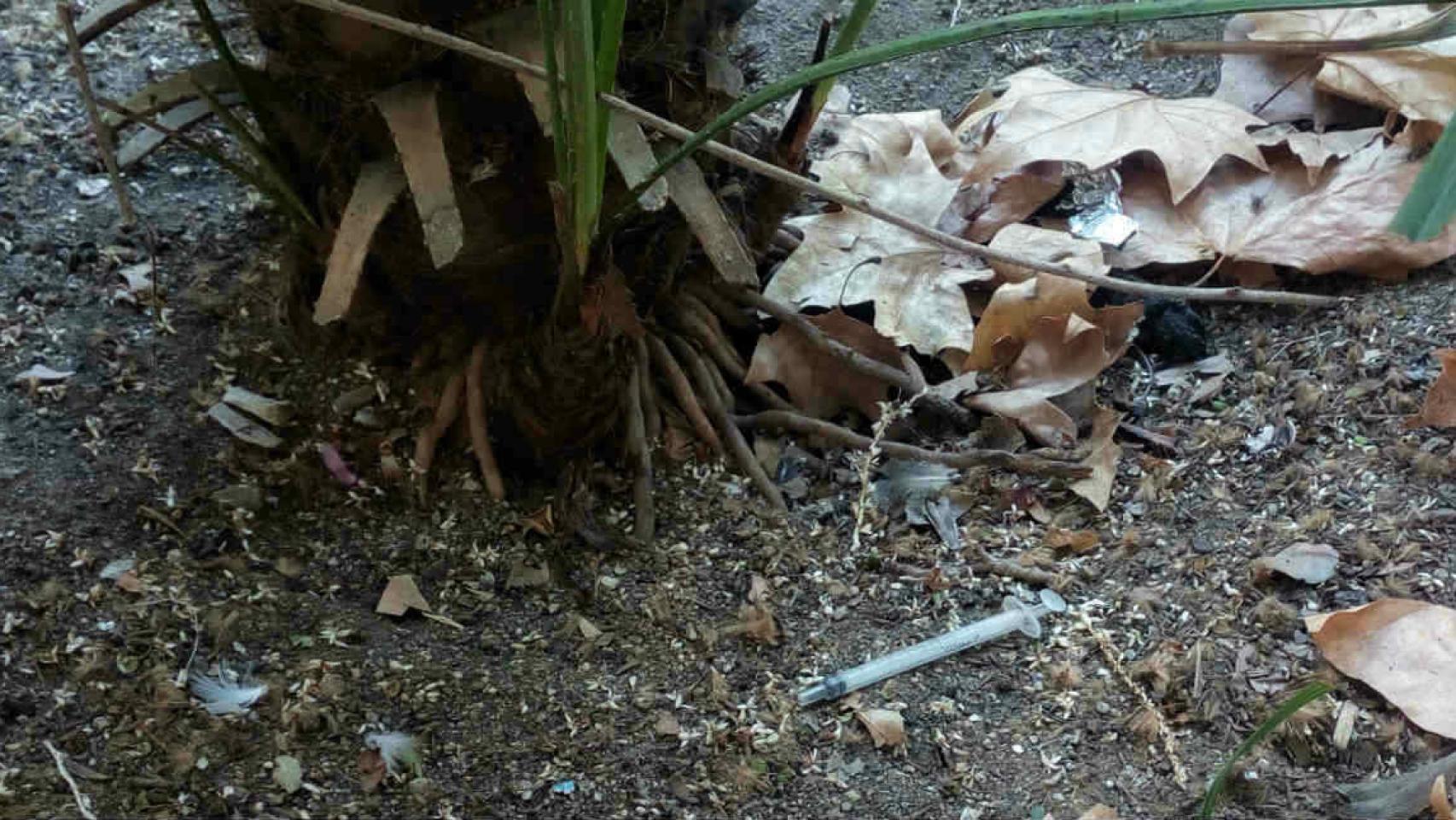 La presencia de jeringuillas usadas en lugares públicos es habitual en algunos barrios