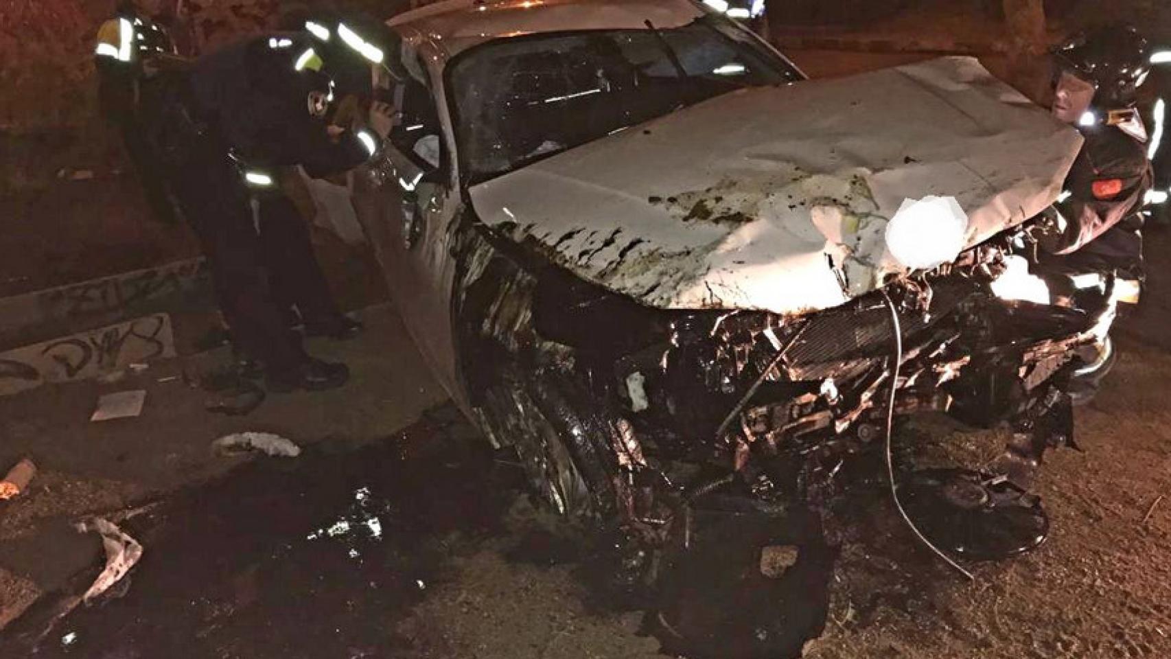 Estado en el que ha quedado el vehículo tras precipitarse desde una altura de 7 metros / GUÀRDIA URBANA
