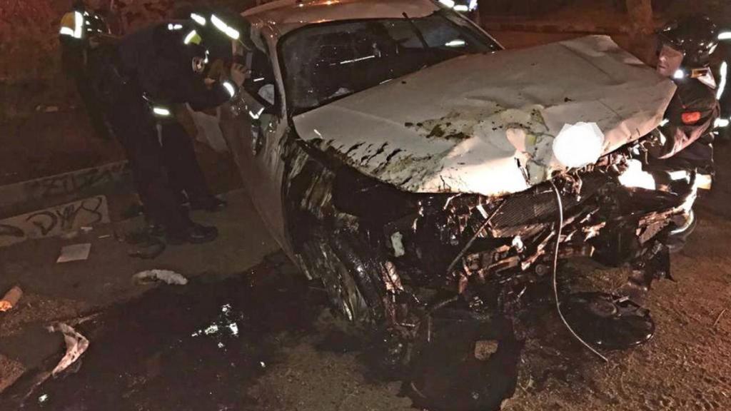 Estado en el que ha quedado el vehículo tras precipitarse desde una altura de 7 metros / GUÀRDIA URBANA